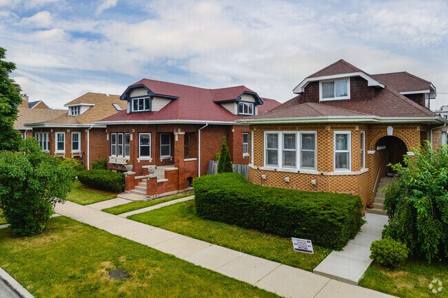Well-maintained brick bungalows are a popular home style in Cicero.