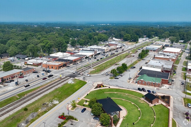 Once a gold mining town, Villa Rica now features many businesses, like those found on Main St.