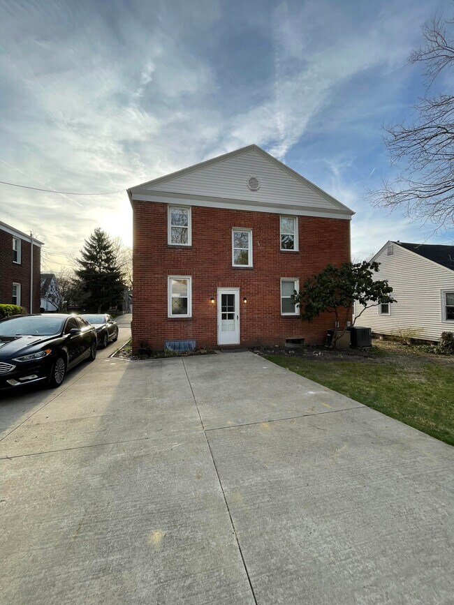 2059 12th St unit Upstairs Unit, Cuyahoga Falls, OH 44223 - photo 3