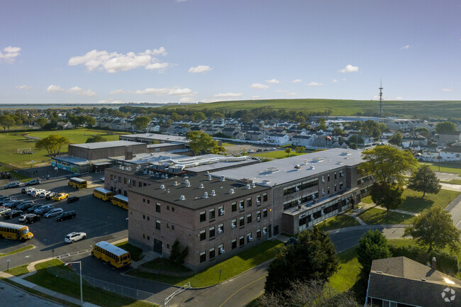 Oceanside Middle School has 844 students in grades 7-8 with a student-teacher ratio of 11 to 1.