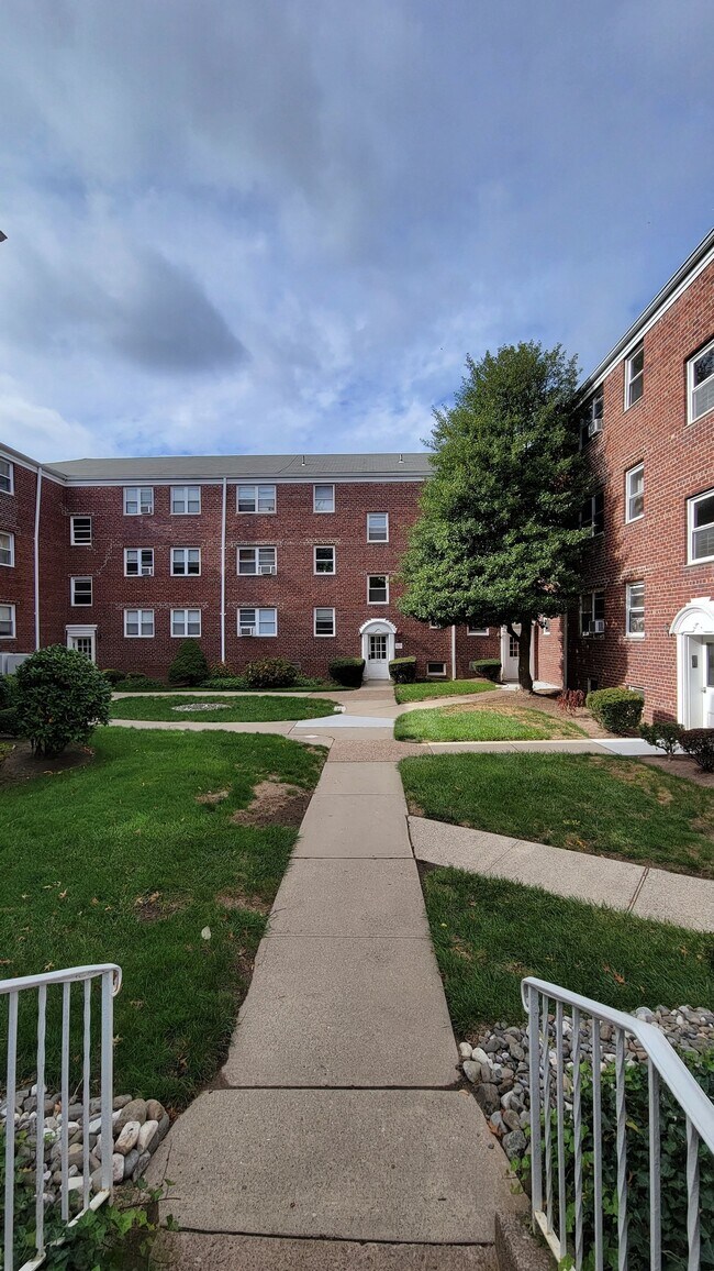 266 Broad Ave Unit E2, Leonia, NJ 07605