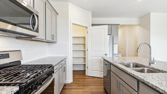 9875 Ceylon Ct, Commerce City, CO 80022 - photo 4