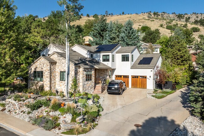 Mountain homes in Boulder, offer a unique blend of luxury, natural beauty, and outdoor lifestyle