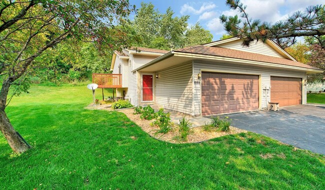 880 Pontiac Ln, Chanhassen, MN 55317 - photo 2