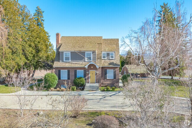 Cottages and farm houses with extensive acreage populate the outer parts of Sunnyside.