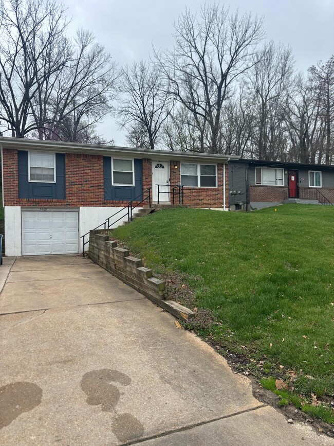 7460 Blanding Dr, Ferguson, MO 63135