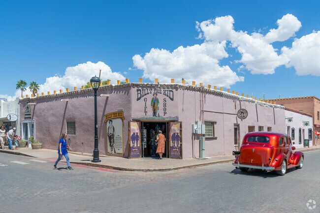 Mesilla Plaza is surrounded by blocks of galleries, shops, and restaurants.