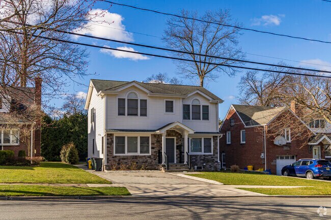 Colonial homes are a popular style of homes in Teaneck, New Jersey.