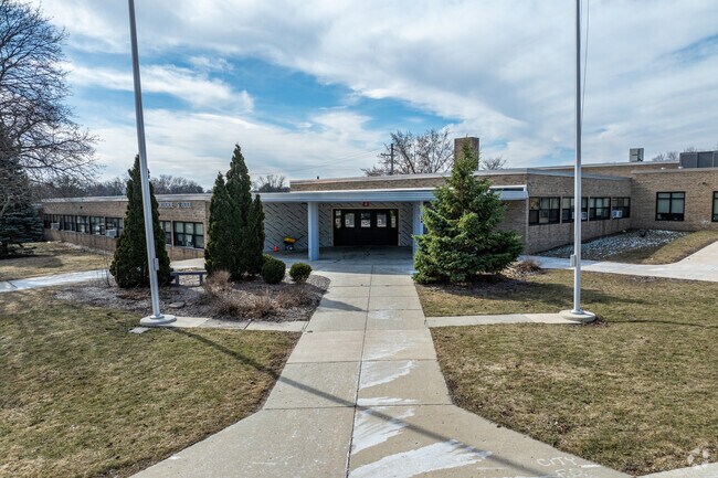 Hawthorne Elementary School offers a Pre-Kindergarten course.