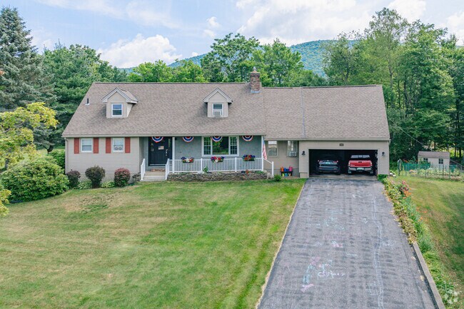 Ranch style homes can be found throughout the residential community pockets in Mendon.