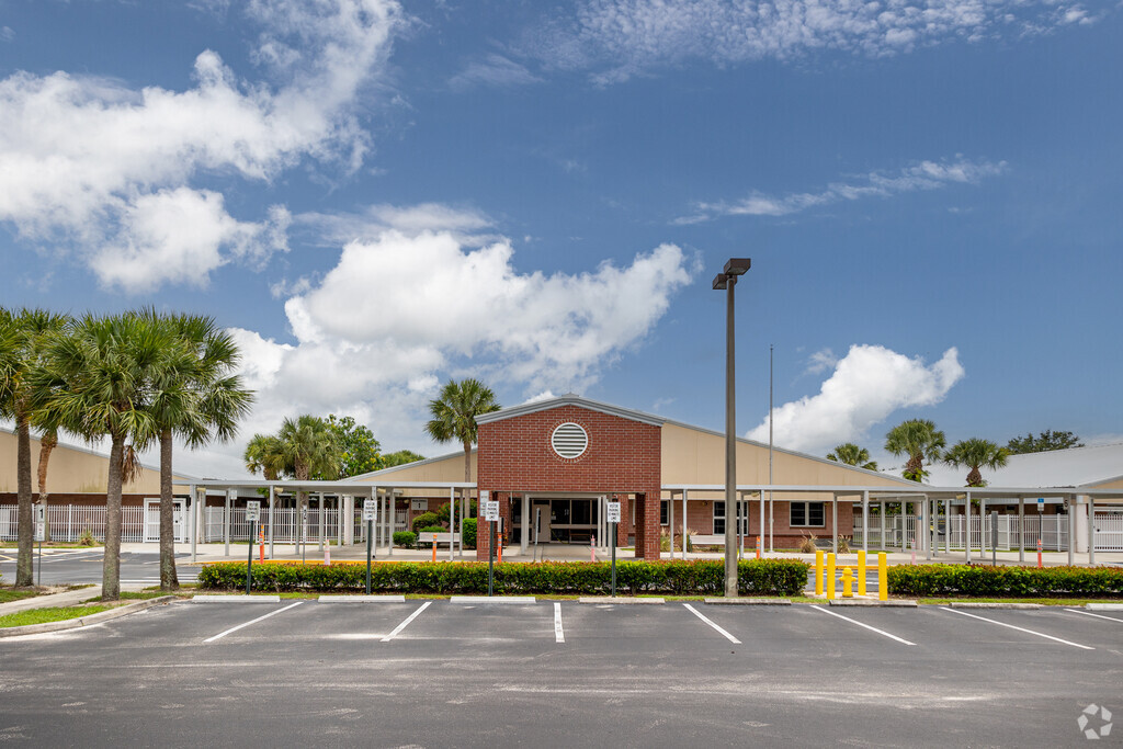 Calusa Park Elementary School in Naples has a central main entrance.
