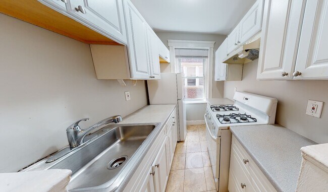 3 Gray Gardens W unit 3A, Cambridge, MA 02138 - photo 2