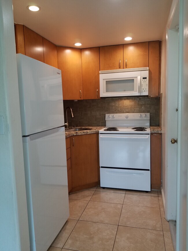 280 S Cypress Rd unit GeorgenArms12, Pompano Beach, FL 33060 - photo 3