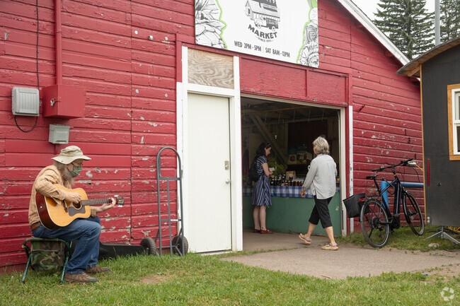 Guitar music welcomes you to the Duluth Farmers Market of Minnesota.