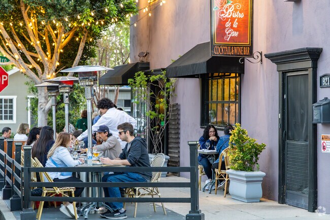 Outside dining is very popular all throughout South Pasadena almost all year round.