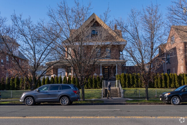 The Yeshiva Gedolah of Bayonne sits on the very busy Avenue C.