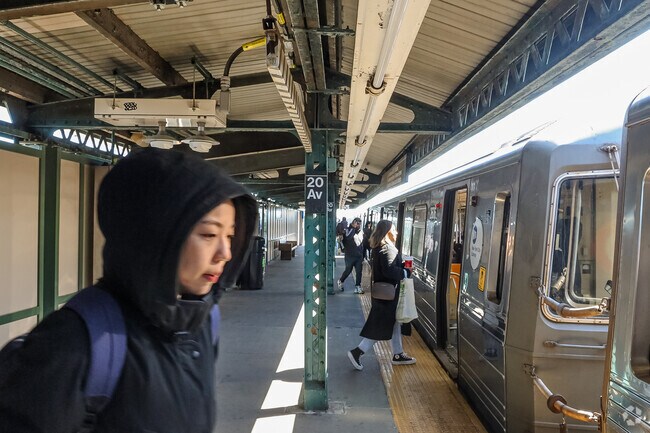 The 20th Ave station on 86th St is the main station in Bensonhurst.