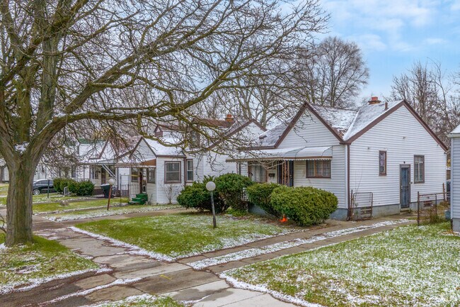 Minimal traditional homes are another common choice in Hawthorne Park.