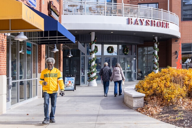 Bayshore in Glendale offers shopping and entertainment near Glen Port.