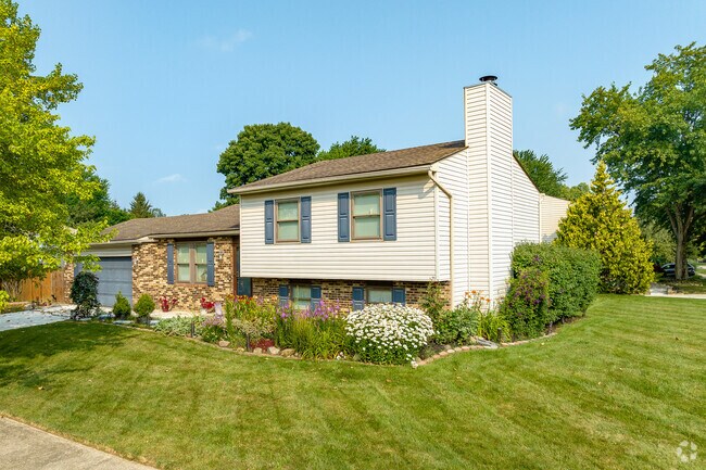 Split-level homes are common in Golfview Woods.
