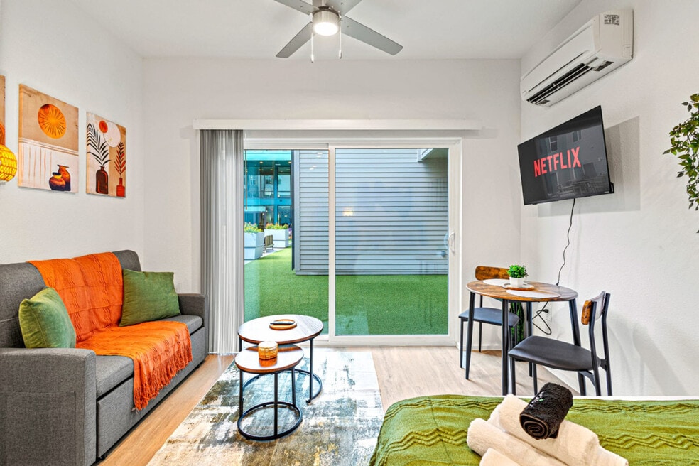 596 W 9th St unit ID1335747P, Dallas, TX 75208 - photo 1