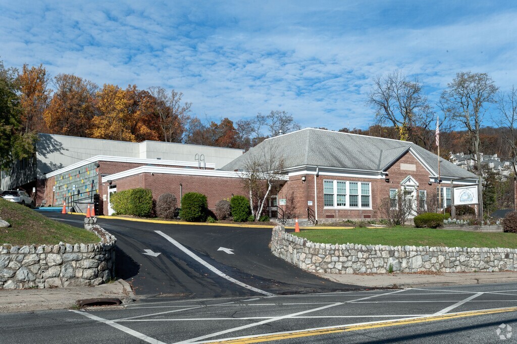 Fort Montgomery Elementary School serves students in the Outlying Orange County community.