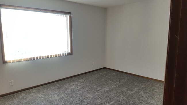 Le Chateau, Waterloo, IA 50701 - photo 7