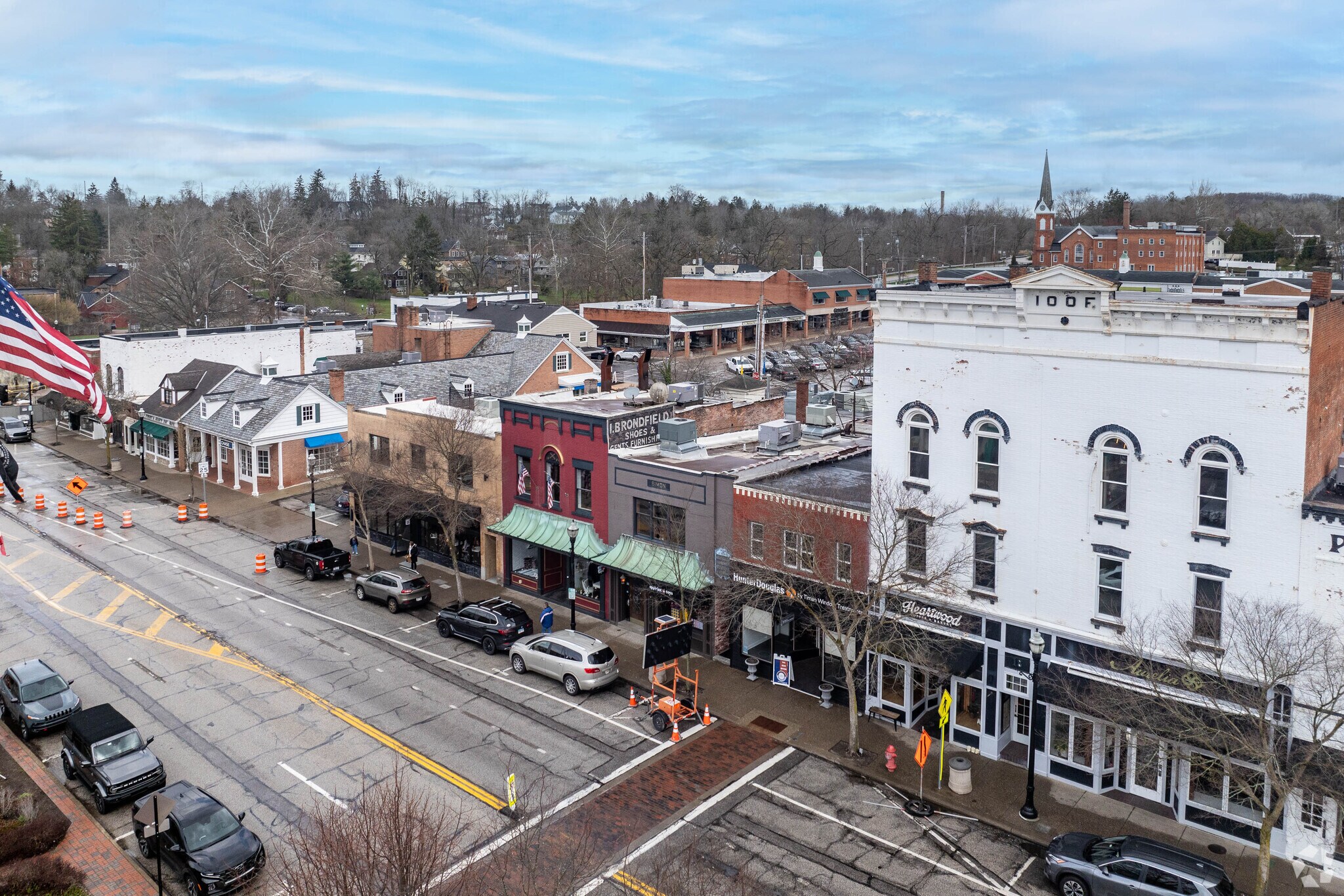 Shopping, dining, and entertainment are available in nearby Chagrin Falls.