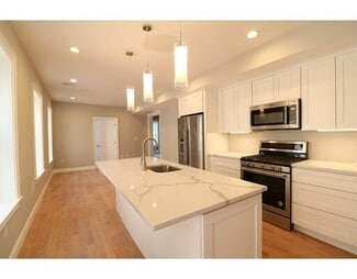 430 Hanover St Unit 4, Boston, MA 02113