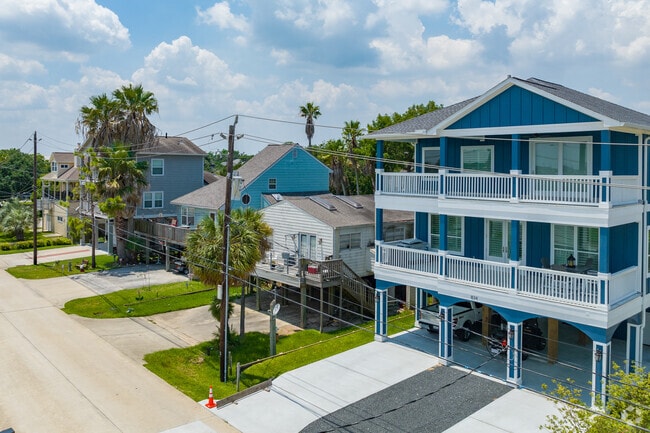 Clear Lake Shores has many different home style options.