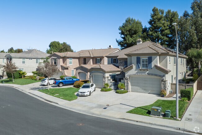 Homes with stucco siding and terracotta roofs can be seen throughout Alta Vista.