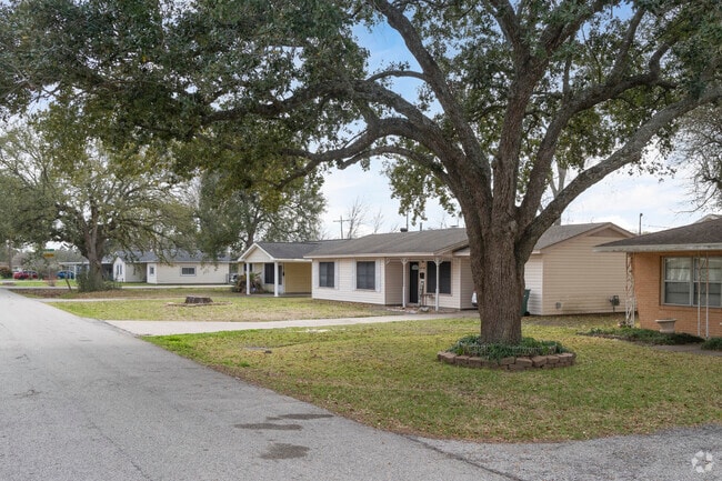 In Safe Sommerset, families appreciate the charm of traditional ranch-style homes.