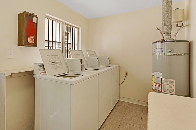 Hazeltine Apartments, Sherman Oaks, CA 91423 - photo 7