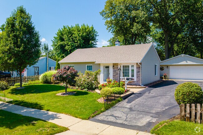 North River homeowners take pride in their yards with  customized hedges & small trees.