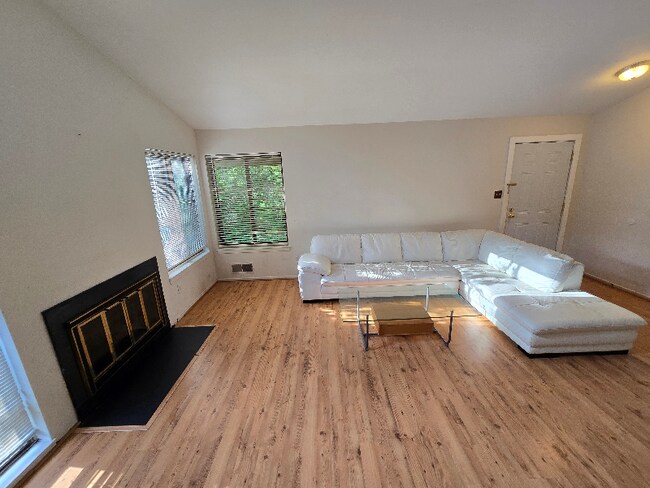 19517 Tiber Ct, Montgomery Village, MD 20886 - photo 4