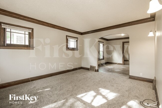 216 S Elmwood Ave, Waukegan, IL 60085 - photo 4