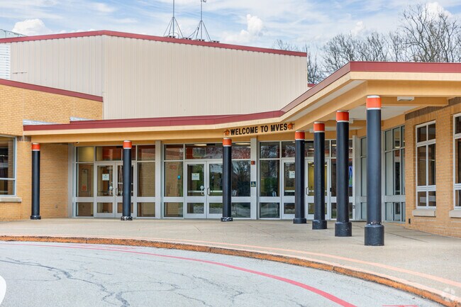 The entrance to Mountain View Elementary School has a large cover sidewalk.