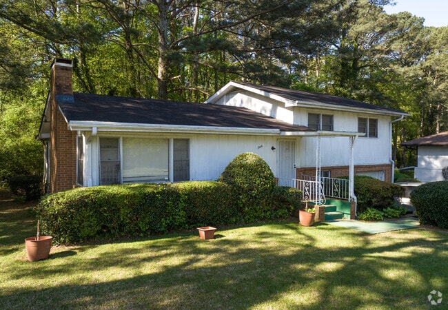 Center Hill Ranch Style Homes Have Green Landscaping Giving A Great Suburban Feel