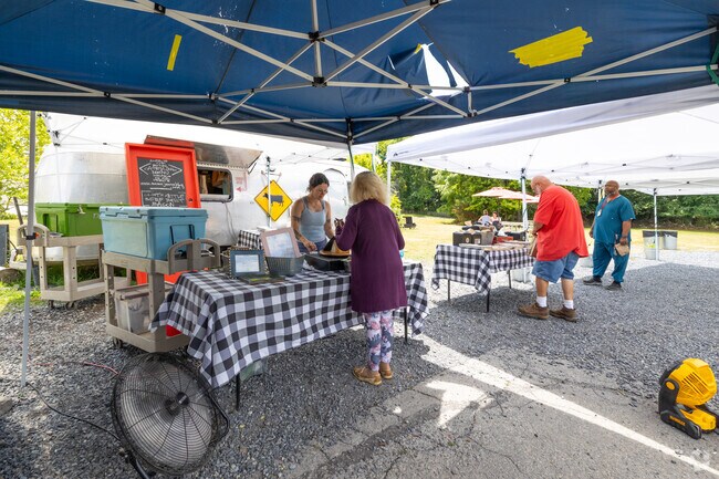 Mama Jeans BBQ of Greater Deyerle is immensely popular on the days it is open.