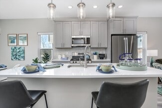 33000 Thomas, Farmington, MI 48336