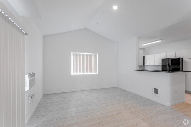 1BR, 1BA W/Den - 793SF