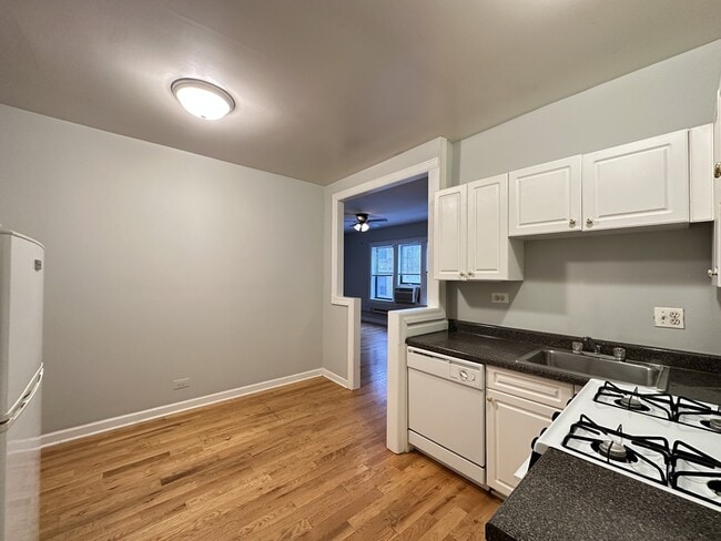 3732 N Pine Grove Ave unit J06P, Chicago, IL 60613 - photo 7