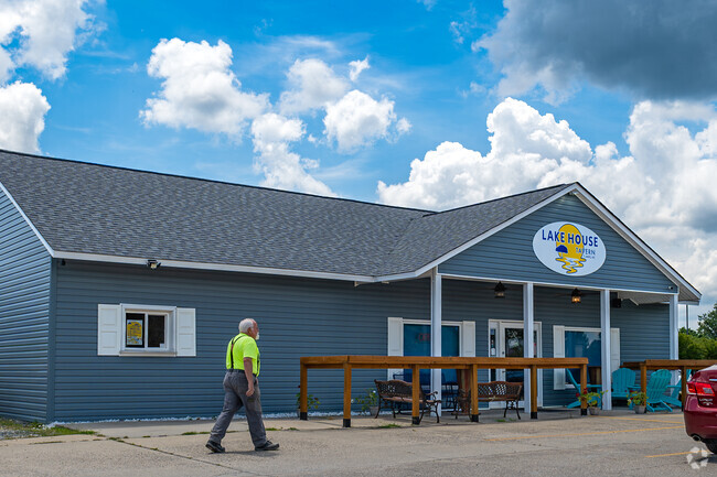 Lake House Bar and Grill is the popular restaurant choice in Jackson Springs.