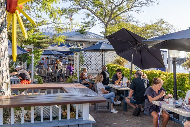 Outside dining at Jordan's Lobster by the bay is a normal dinner routine in Harbor Isle.