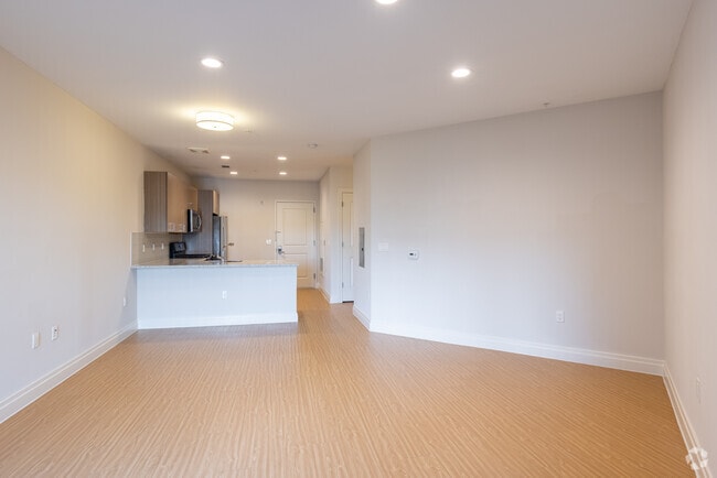 Studio, 1BA - 598SF
