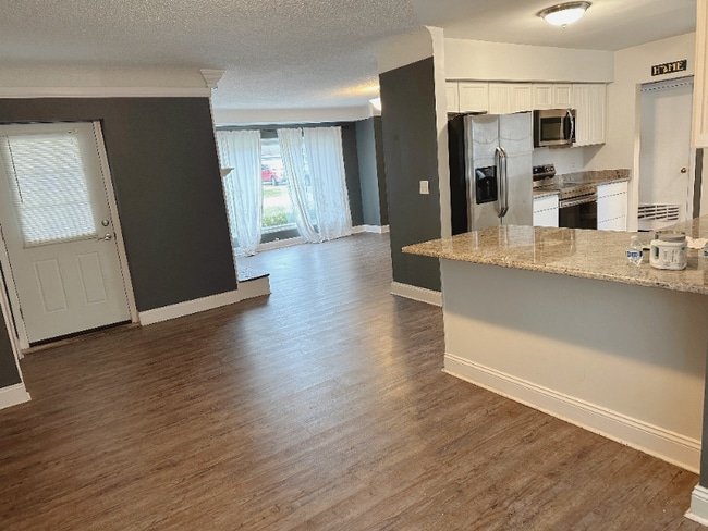 671 E Crest Ln, South Lyon, MI 48178 - photo 2