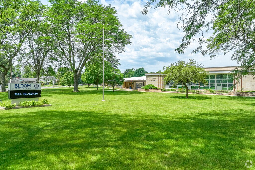 Bloom Elementary School is a public elementary school located in Rockford.