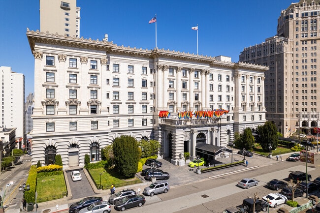 The finest of San Francisco hotels with a view sits perched atop Nob Hill.