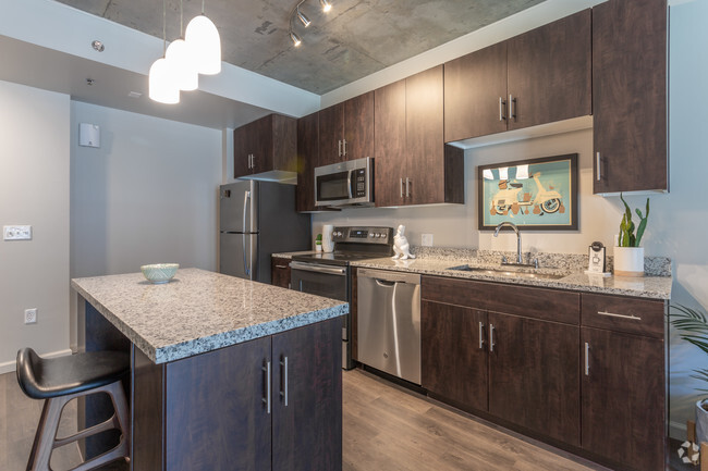 1BR, 1BA - 639 SF