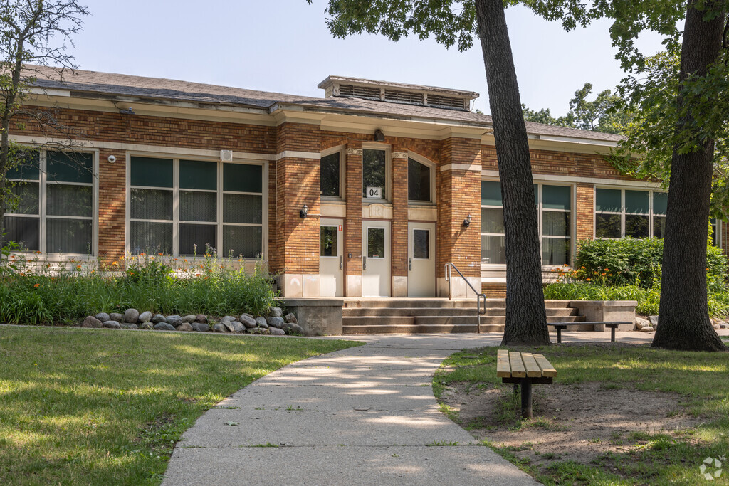 The main entrance of Ferndale Lower Elementary School in Oak Park.